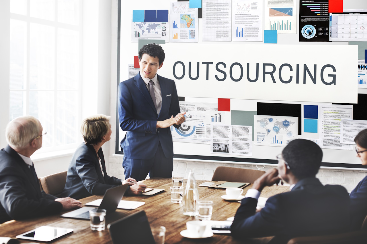 Na czym polega outsourcing procesów?